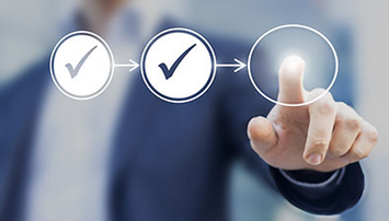 Man in pak klikt op vinkje