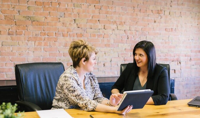 Overleggende collega's aan bureau
