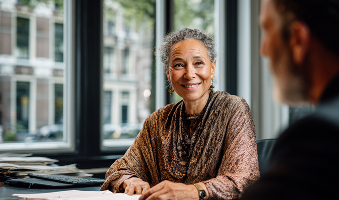 Collega's in gesprek bij het raam